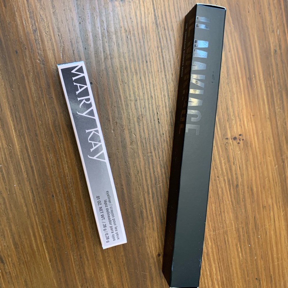 Navy Mary Kay eyeliner. IL Makiage  concealer brush.